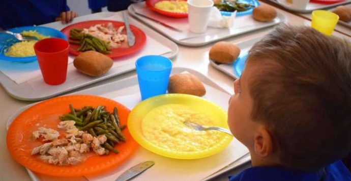 Vibo, il “regalo” del Comune alle famiglie: stangata sui buoni mensa