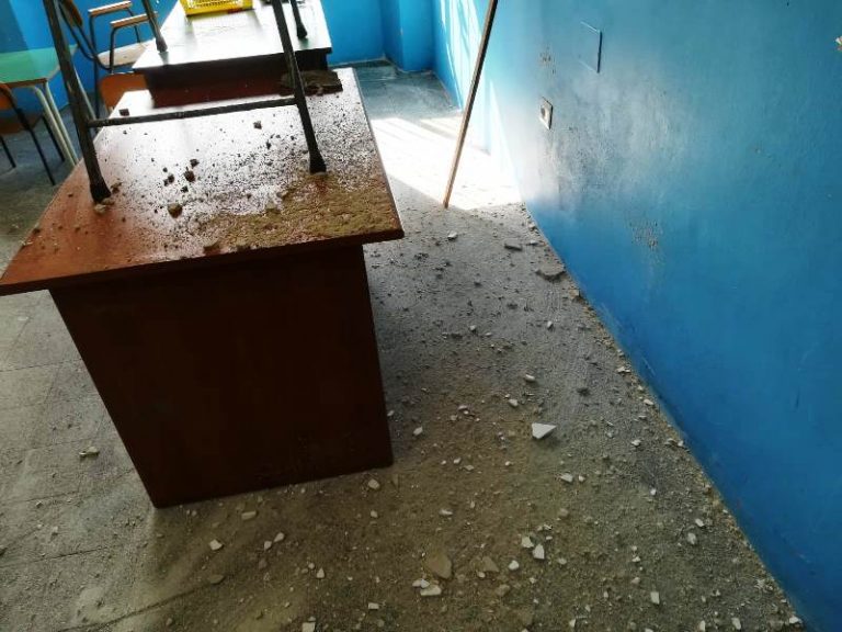 Intonaco del soffitto caduto a scuola a Mileto, nessuna perdita dalla rete idrica