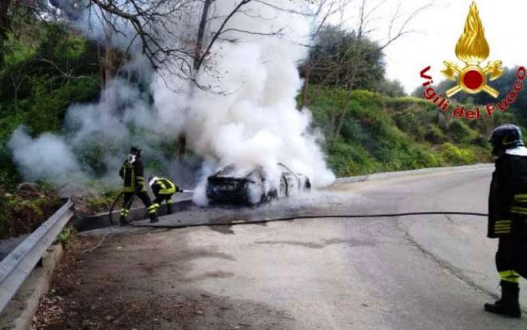 Auto in fiamme a Nicotera, intervento dei Vigili del fuoco