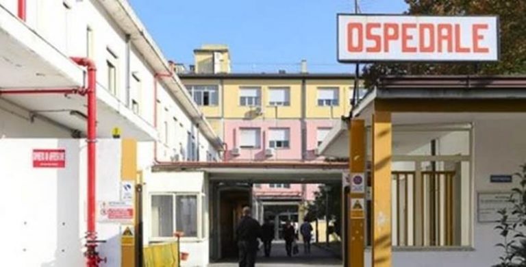 Cade dalle scale antincendio dell’ospedale di Vibo: muore un 41enne