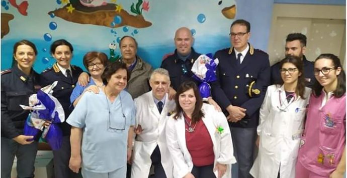Vibo, i poliziotti donano uova di Pasqua ai bambini dell’ospedale