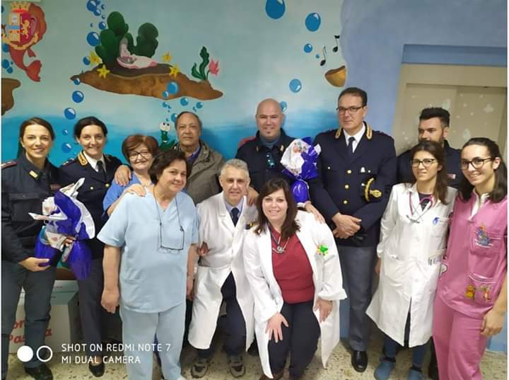 Vibo, i poliziotti donano uova di Pasqua ai bambini dell’ospedale