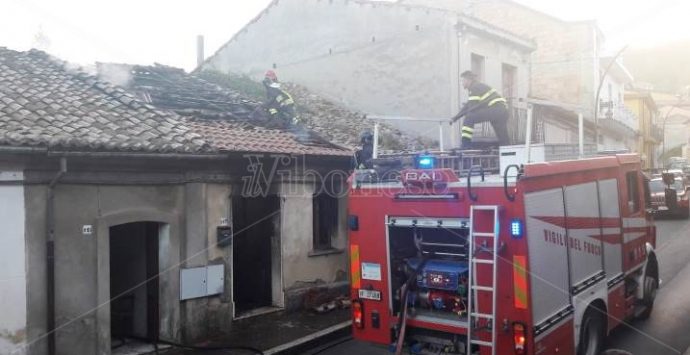 Incendio in abitazione a Sant’Onofrio: necessarie tre squadre di Vigili del fuoco
