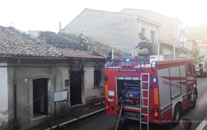 Incendio in abitazione a Sant’Onofrio: necessarie tre squadre di Vigili del fuoco