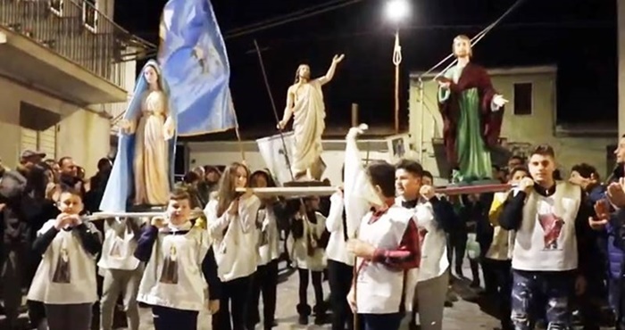 Riti pasquali, a Sant’Angelo di Gerocarne ritorna l’Affruntata dei piccoli – Video