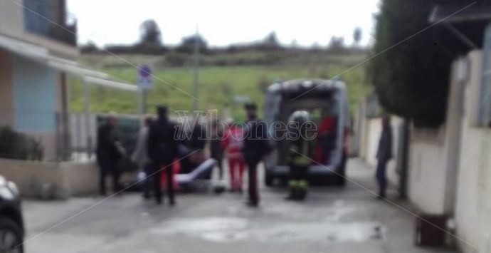 Si cosparge di benzina e tenta di darsi fuoco, 60enne salvato dai pompieri