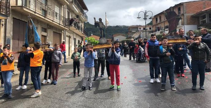 Dasà, l’Affruntata dei bambini e quella pietà popolare che scalda i cuori – Video