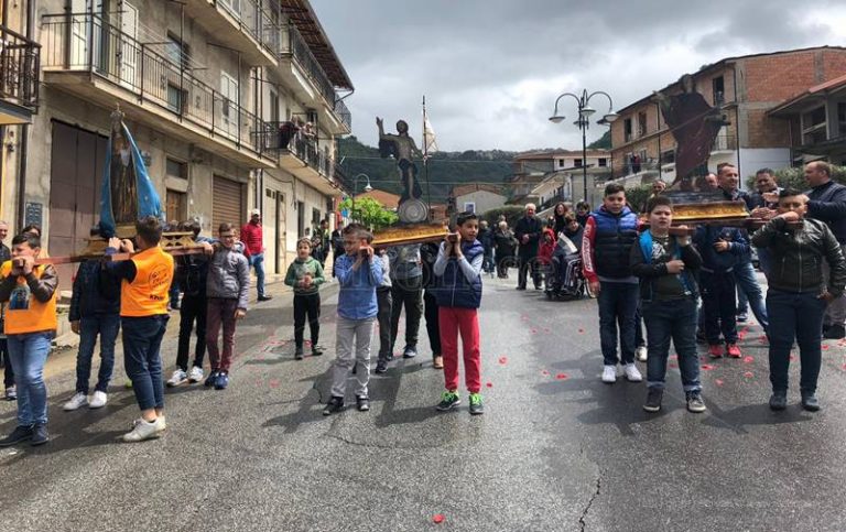 Dasà, l’Affruntata dei bambini e quella pietà popolare che scalda i cuori – Video