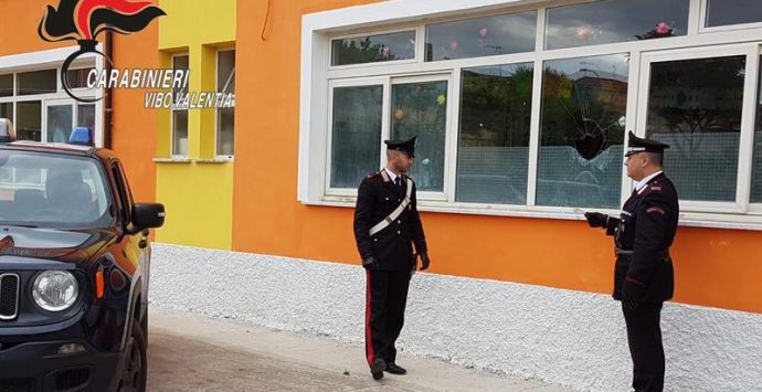 Sasso contro vetrata scuola sede di seggio elettorale nel Vibonese