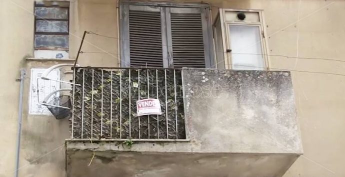 L’alloggio popolare è in vendita, dopo lo sfratto per Moudik arriva la beffa – Video