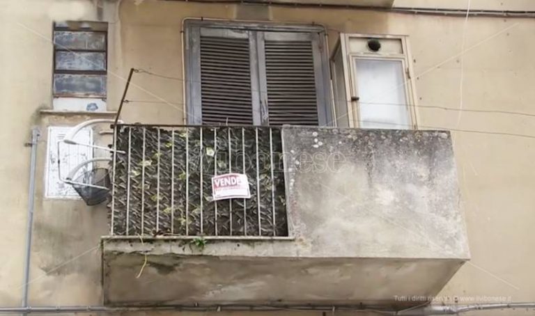 L’alloggio popolare è in vendita, dopo lo sfratto per Moudik arriva la beffa – Video