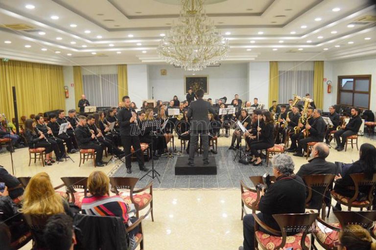 I tre anni dell’orchestra Tirrenium, applaudito concerto a Nicotera – Video