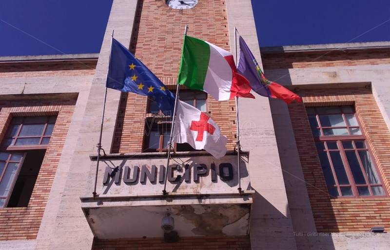 La bandiera della Croce rossa al Comune di Vibo