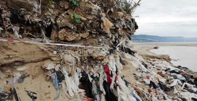 La discarica che riaffiora all'Angitola