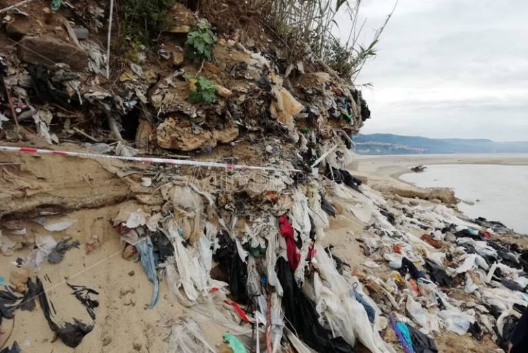 Discarica alla foce dell’Angitola, cresce la preoccupazione a Pizzo – Video