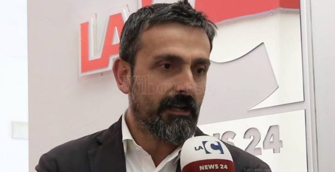 Gli arredi urbani rimossi a Vibo verso Tropea, il sindaco Macrì avanza richiesta – Video
