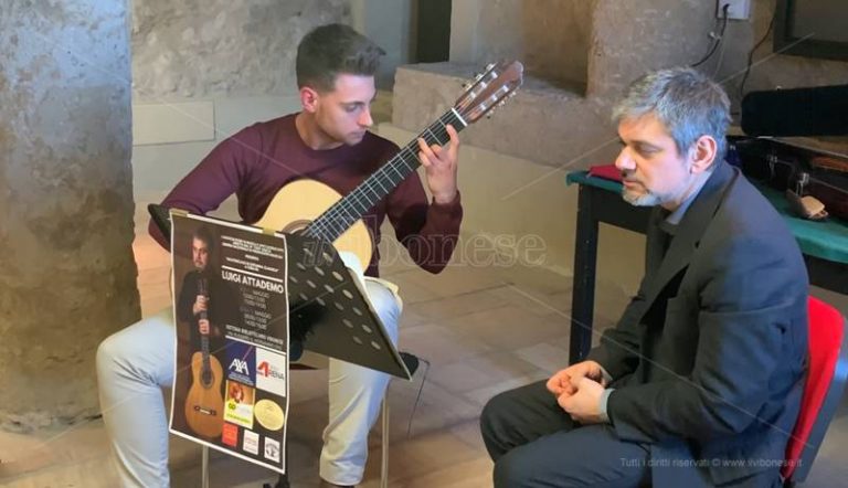 Chitarra classica, a Vibo la masterclass del maestro Luigi Attademo – Video