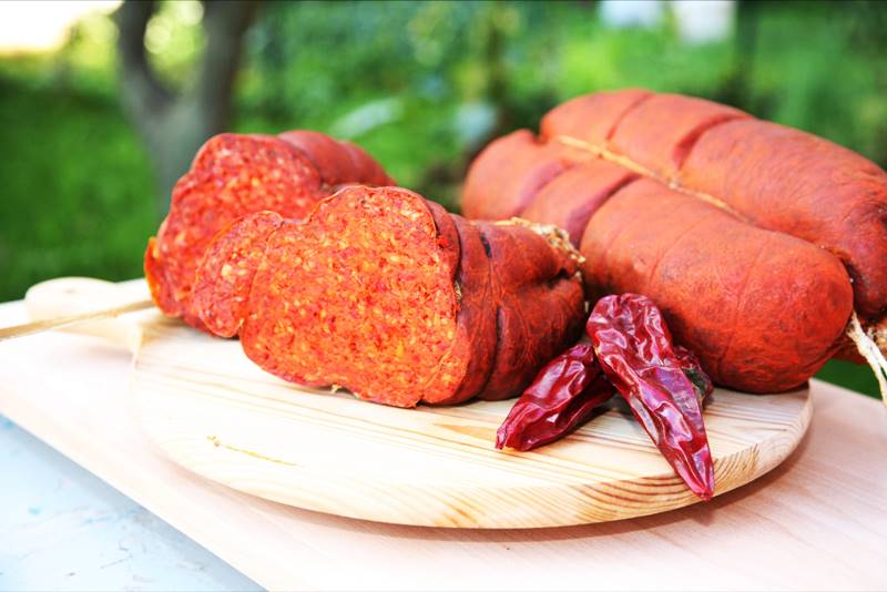 In alto la vera 'nduja di Spilinga, in basso l'imitazione inglese