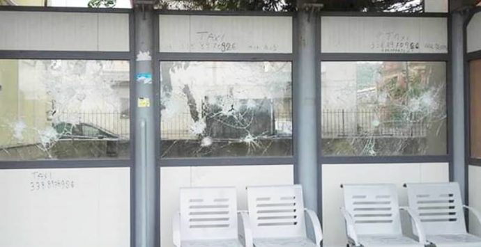 Ricadi, vandali si accaniscono contro una pensilina della stazione