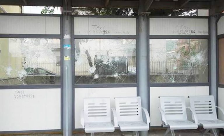 Ricadi, vandali si accaniscono contro una pensilina della stazione