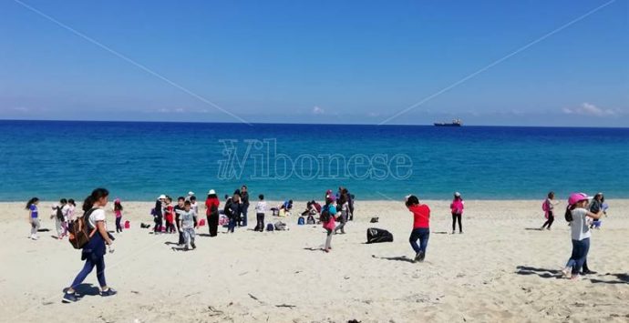 Vibo Marina, studenti e Guardia costiera liberano le spiagge dalla plastica – Video