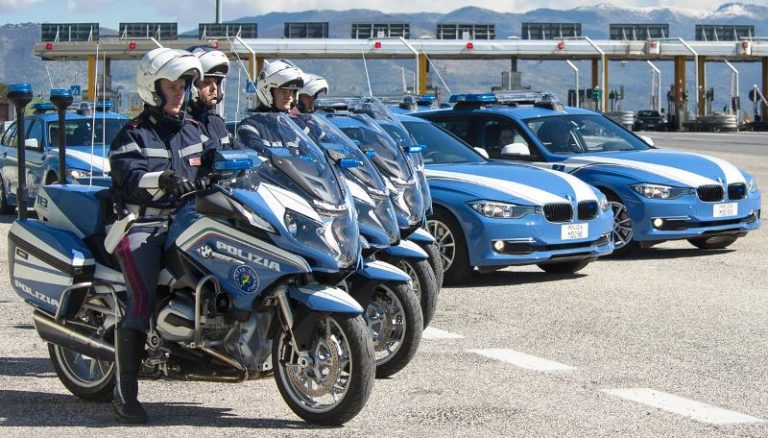 Scuola e legalità, la Polizia consegna un’agenda speciale ai bambini della provincia