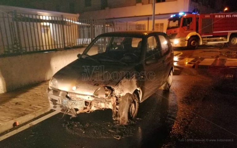 Notte di fuoco al Pennello, raid incendiario contro nove automobili – Foto