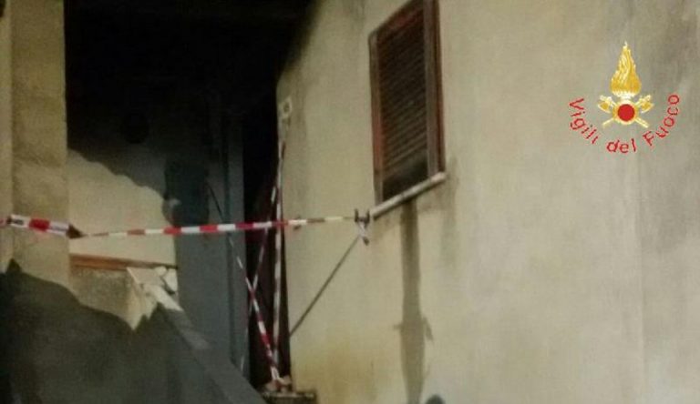 Incendio a Lampazzone di Ricadi, intervento dei vigili del fuoco