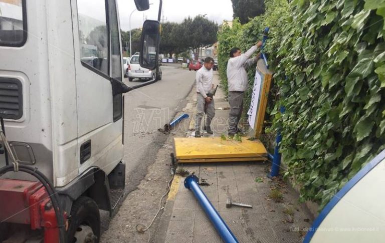 Affissioni a Vibo, Pubbliemme rimuove gli arredi urbani a proprie spese – Video