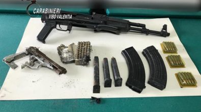 Kalashnikov e munizioni nascosti in un’intercapedine, denunciato 72enne di San Calogero – Video