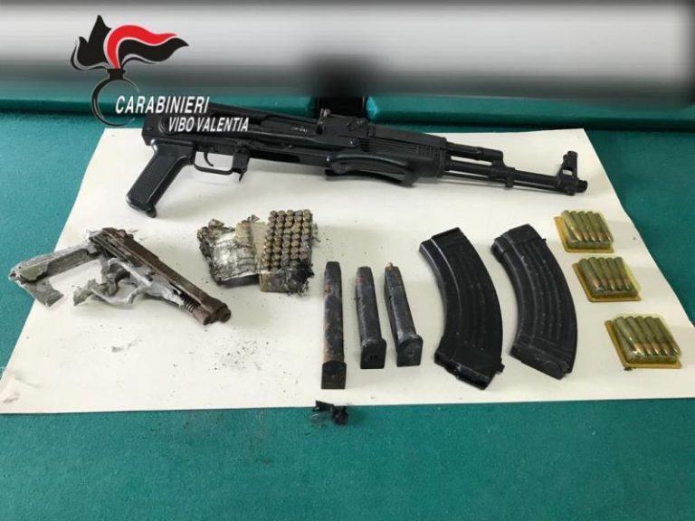 Kalashnikov e munizioni nascosti in un’intercapedine, denunciato 72enne di San Calogero – Video