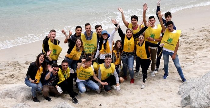 Tropea, gli studenti in spiaggia con Legambiente per un mondo plastic free – Video