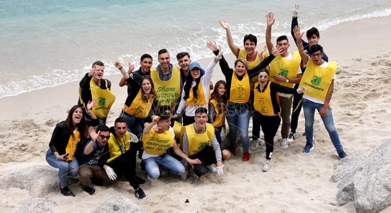 Tropea, gli studenti in spiaggia con Legambiente per un mondo plastic free – Video