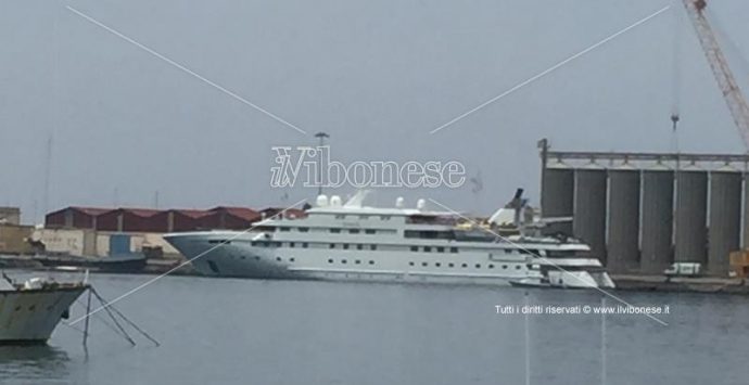 Il megayacht Lauren L fa il suo ingresso nel porto di Vibo Marina