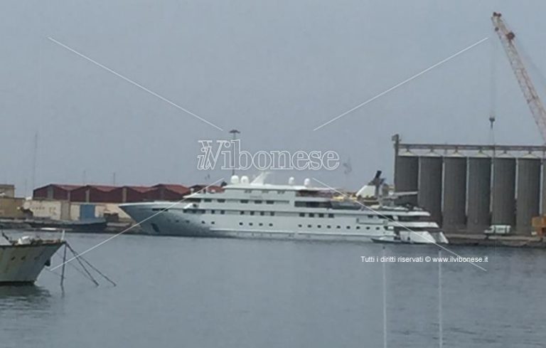 Il megayacht Lauren L fa il suo ingresso nel porto di Vibo Marina