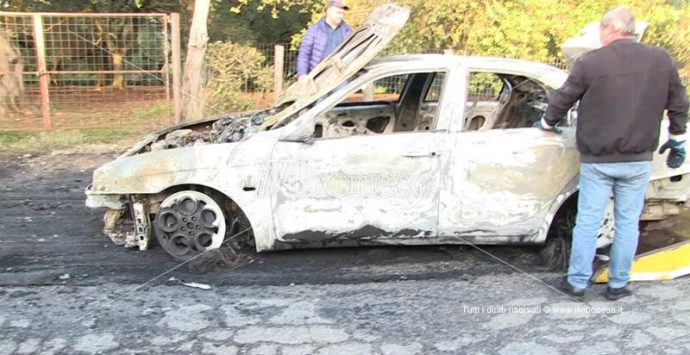 Auto va a fuoco dopo l’urto con una buca, salvo il conducente