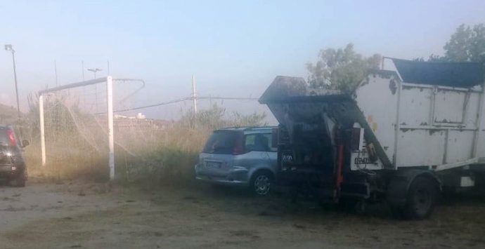 Briatico, campo sportivo trasformato in deposito di mezzi della ditta rifiuti