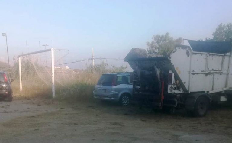 Briatico, campo sportivo trasformato in deposito di mezzi della ditta rifiuti