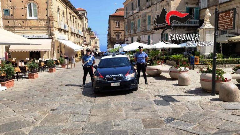 Fermato senza casco e assicurazione, minaccia i carabinieri: arrestato