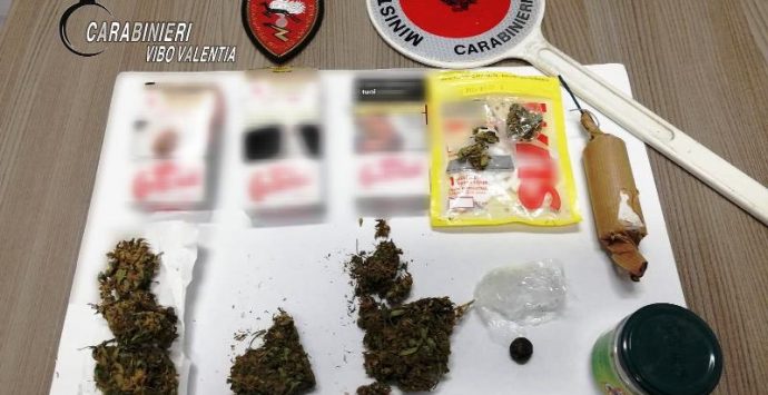 Spaccio di droga e possesso di un ordigno, denunciati due fratelli
