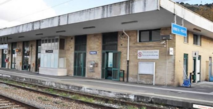 Biglietteria alla Stazione di Vibo-Pizzo soppressa, la Ferro interroga il ministro