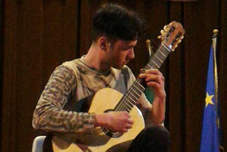 Concerti del giovedì, la chitarra di Diego Cambareri incanta il pubblico dello Spirito Santo – Video