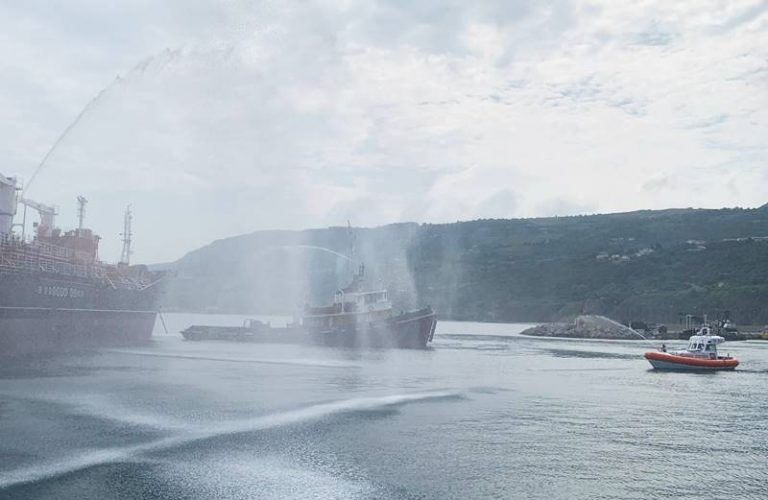 Simulazione d’incendio su una petroliera, riuscita l’esercitazione al porto di Vibo Marina