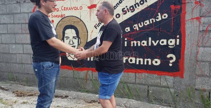 Filippo Ceravolo al posto di Hitler, a Vibo un murales scaccia l’odio per la verità – Video