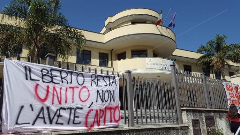 Liceo Scientifico, sgombero rinviato. Gli studenti: «Vogliamo stare qua» – Video