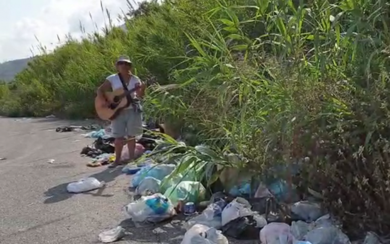 Lucia canta tra i rifiuti di Vibo. E la performance diventa subito virale – Video