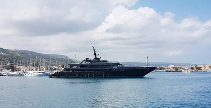 Giorgio Armani approda a Vibo Marina con il suo mega-yacht