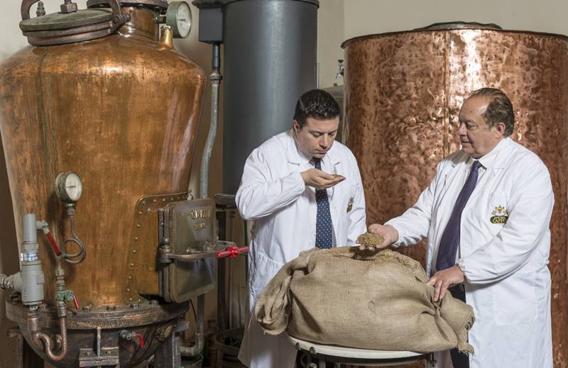 Nuccio e Pippo Caffo nella loro distilleria