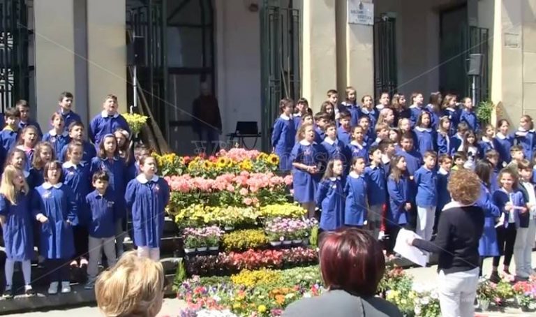 Vibo, la scuola Don Bosco colora con i fiori piazza Municipio – Video