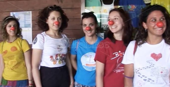 Terapie e sorrisi, i clown di corsia lanciano da Pizzo il loro messaggio di positività – Video